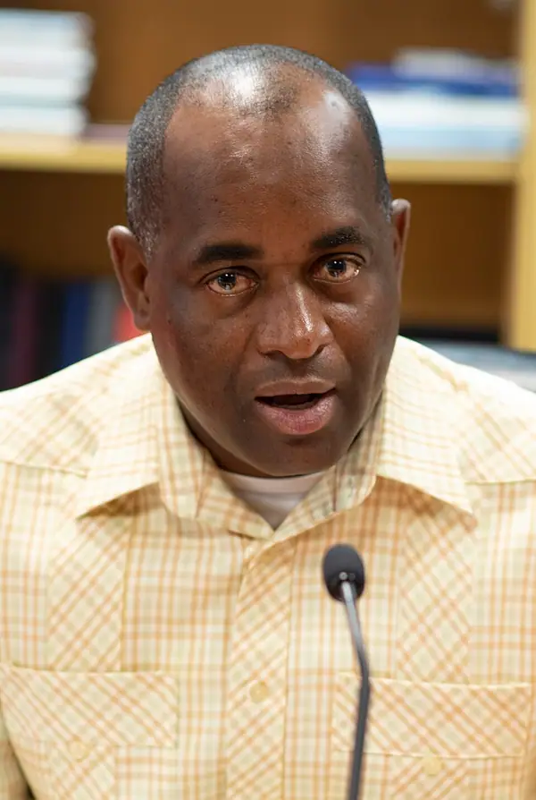 Başbakan Roosevelt Skerrit'in portresi