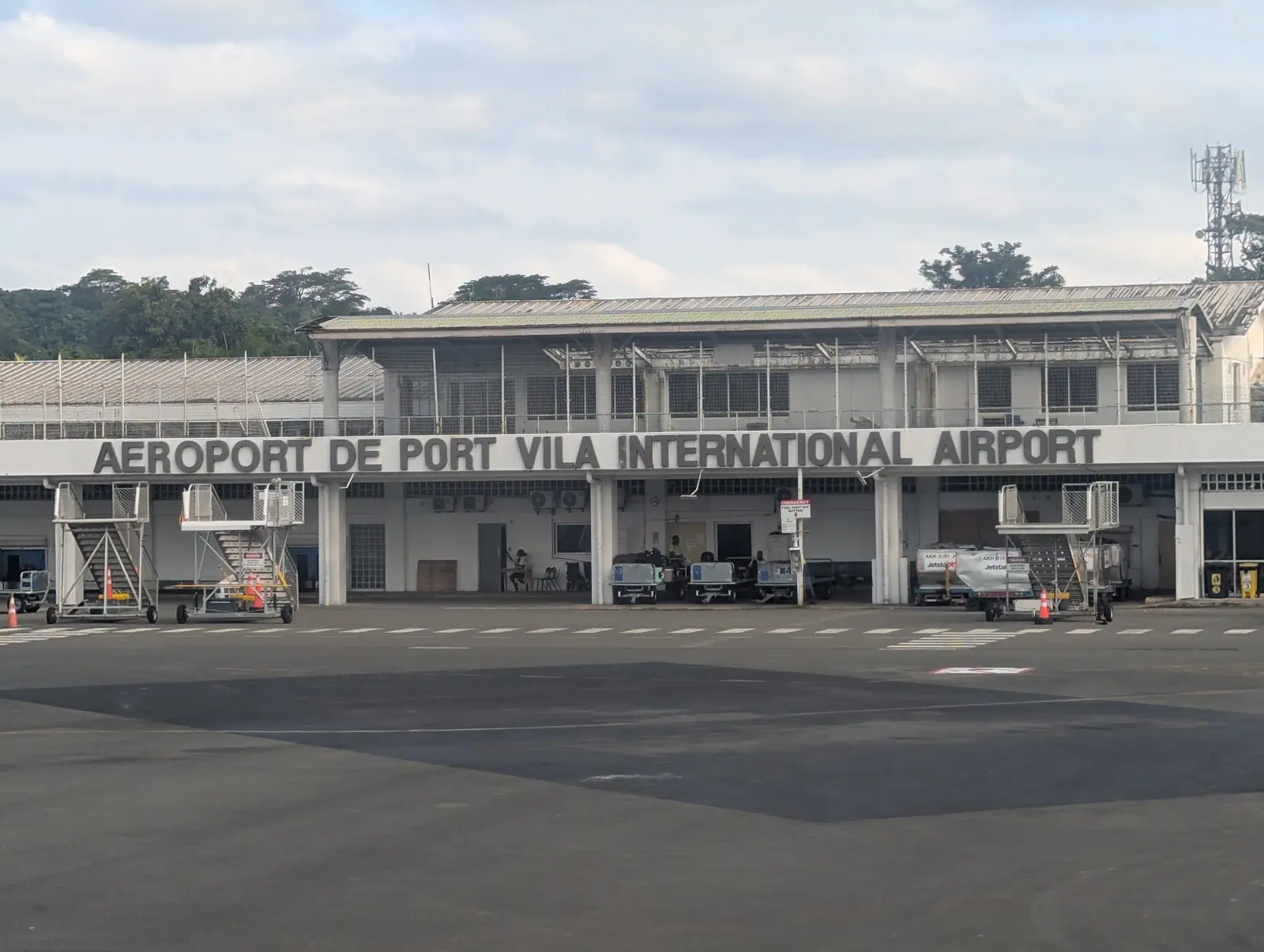 Port Vila'daki Bauerfield Uluslararası Havalimanı apronunda uçaklar