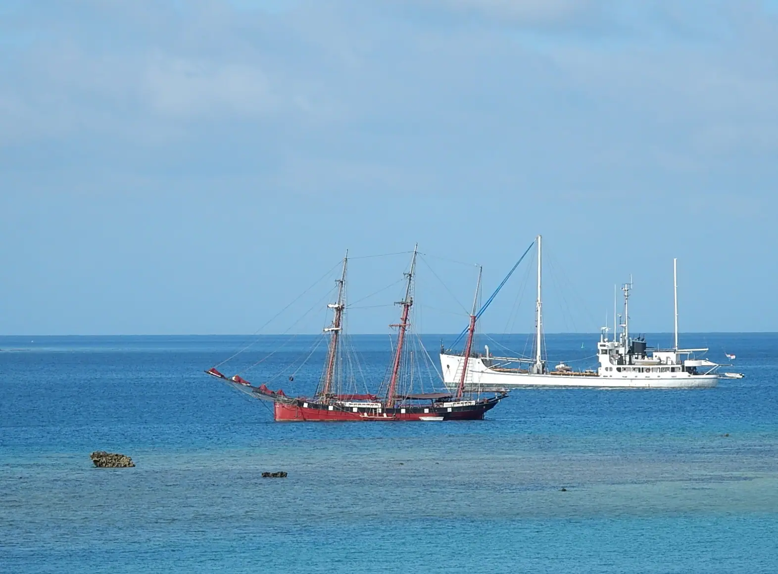Sabah ışığında Port Vila limanı